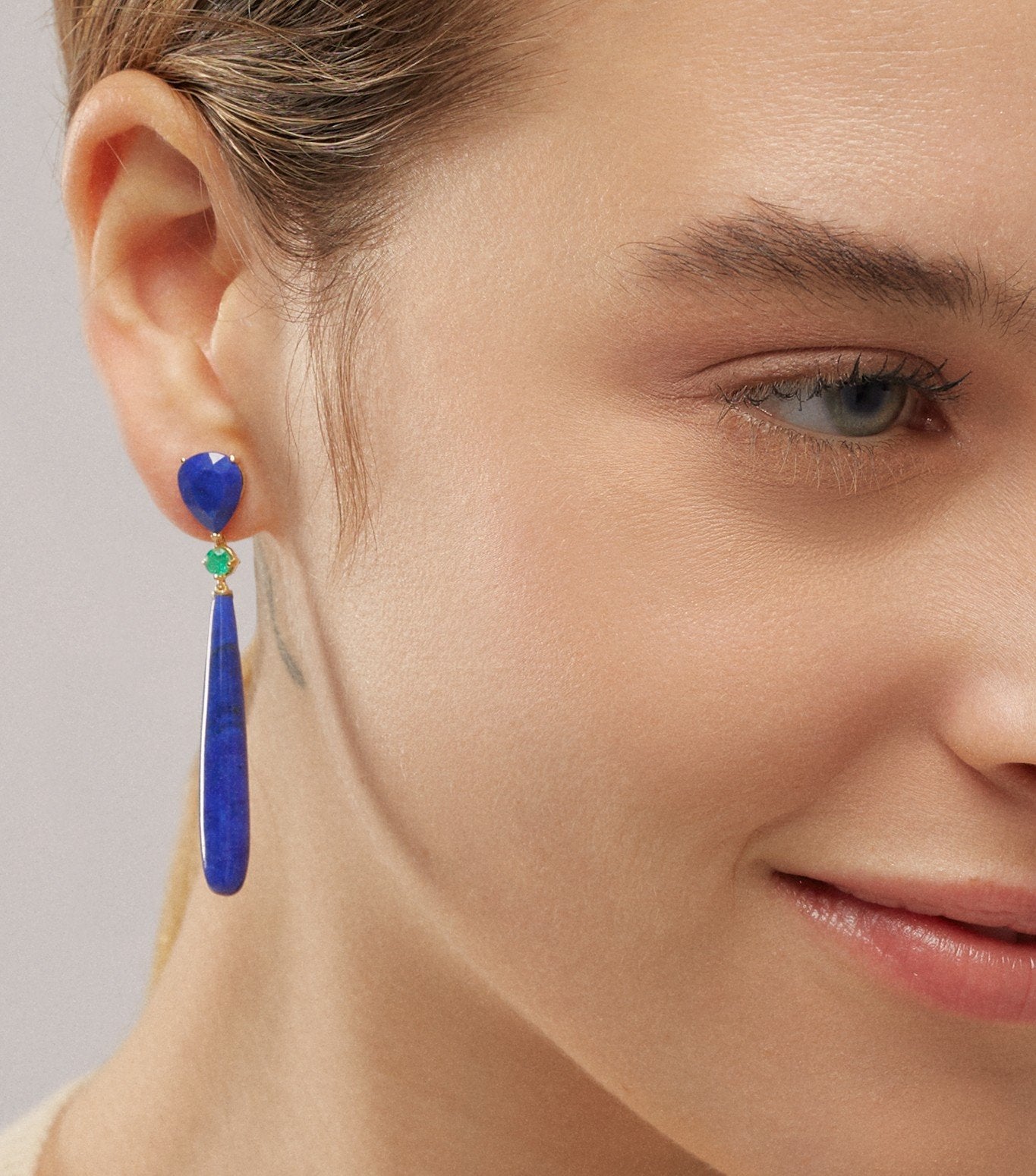 PENDIENTES LARGOS DE ORO CON ESMERALDA Y LAPISLAZULI