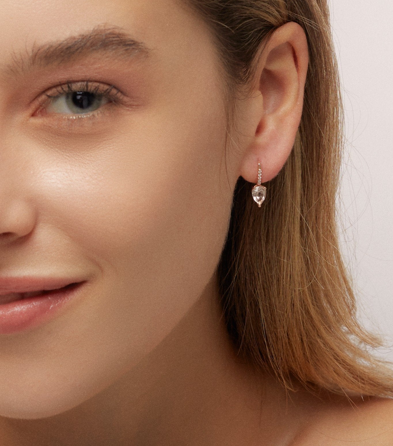 PENDIENTES GANCHO DE ORO ROSA CON MORGANITA Y DIAMANTES
