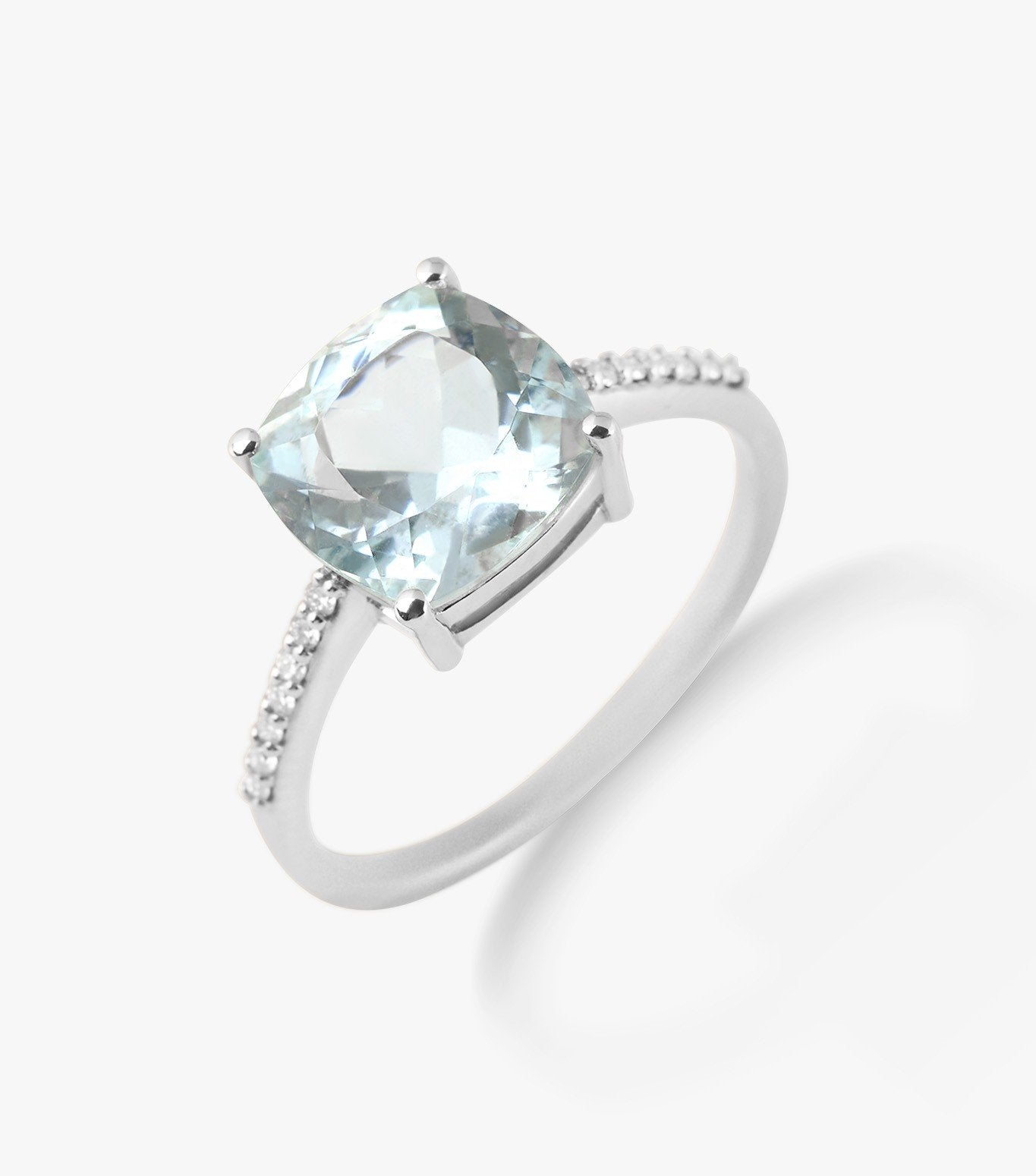 ANILLO DE ORO BLANCO CON AGUAMARINA CUSHION Y DIAMANTES