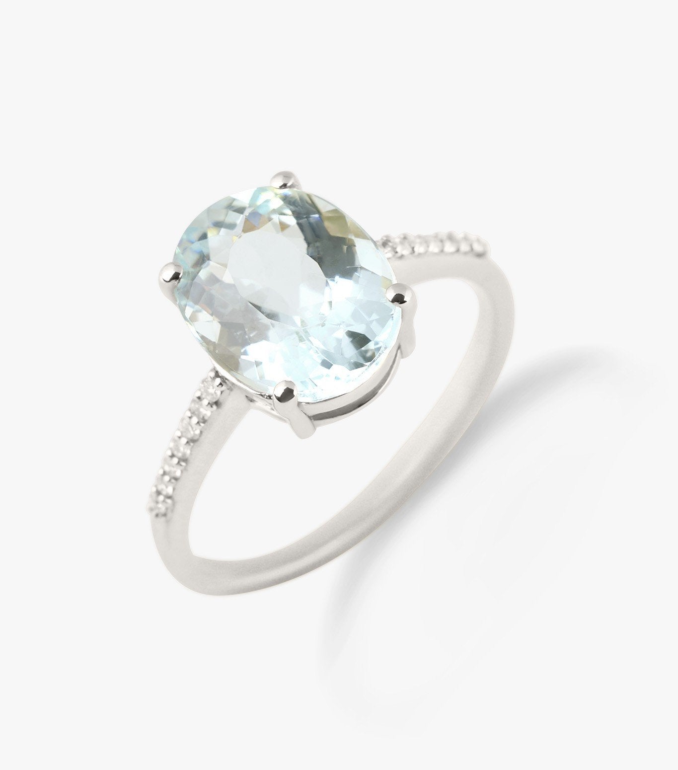 ANILLO DE ORO BLANCO CON AGUAMARINA OVAL Y DIAMANTES