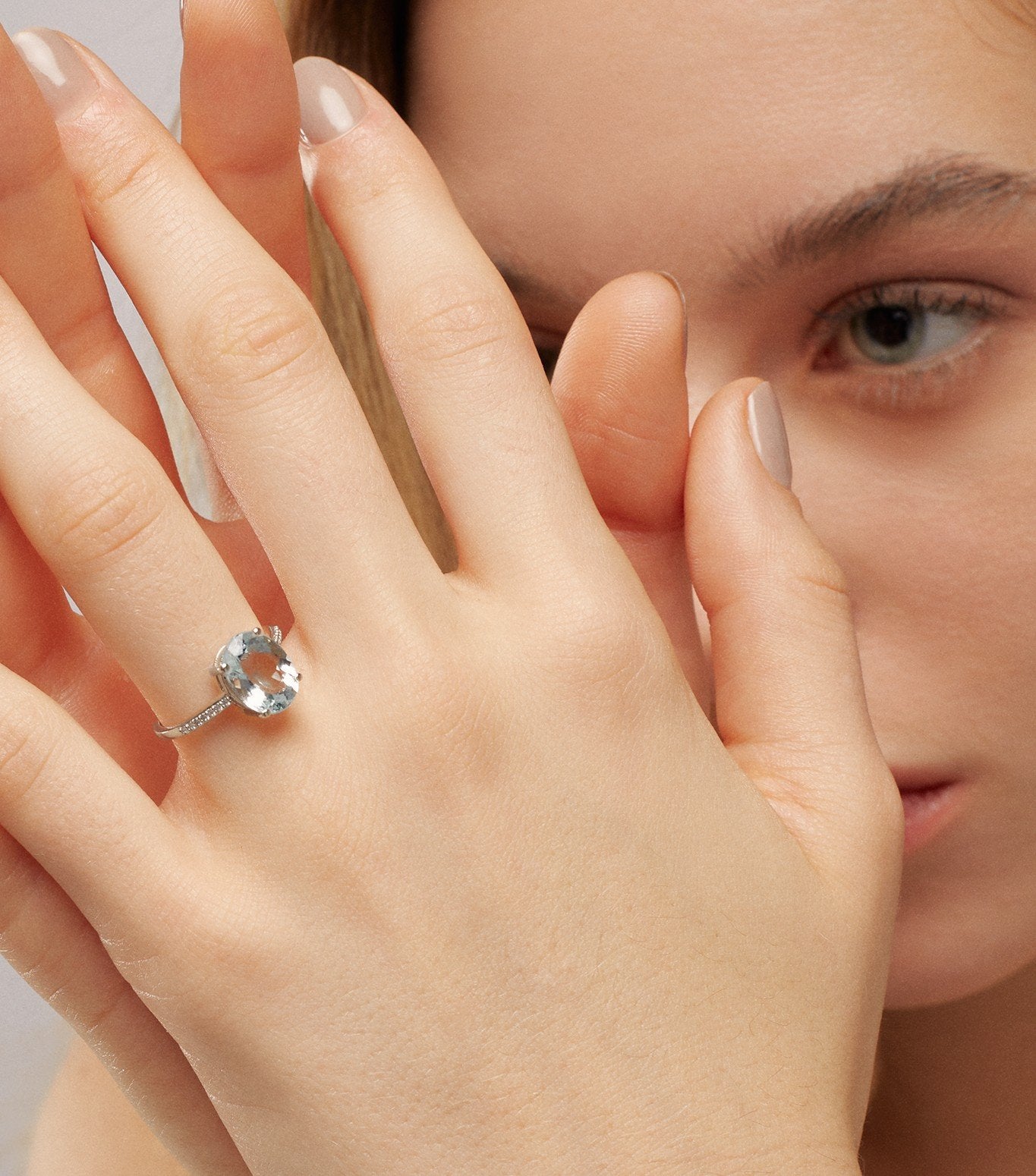 ANILLO DE ORO BLANCO CON AGUAMARINA OVAL Y DIAMANTES