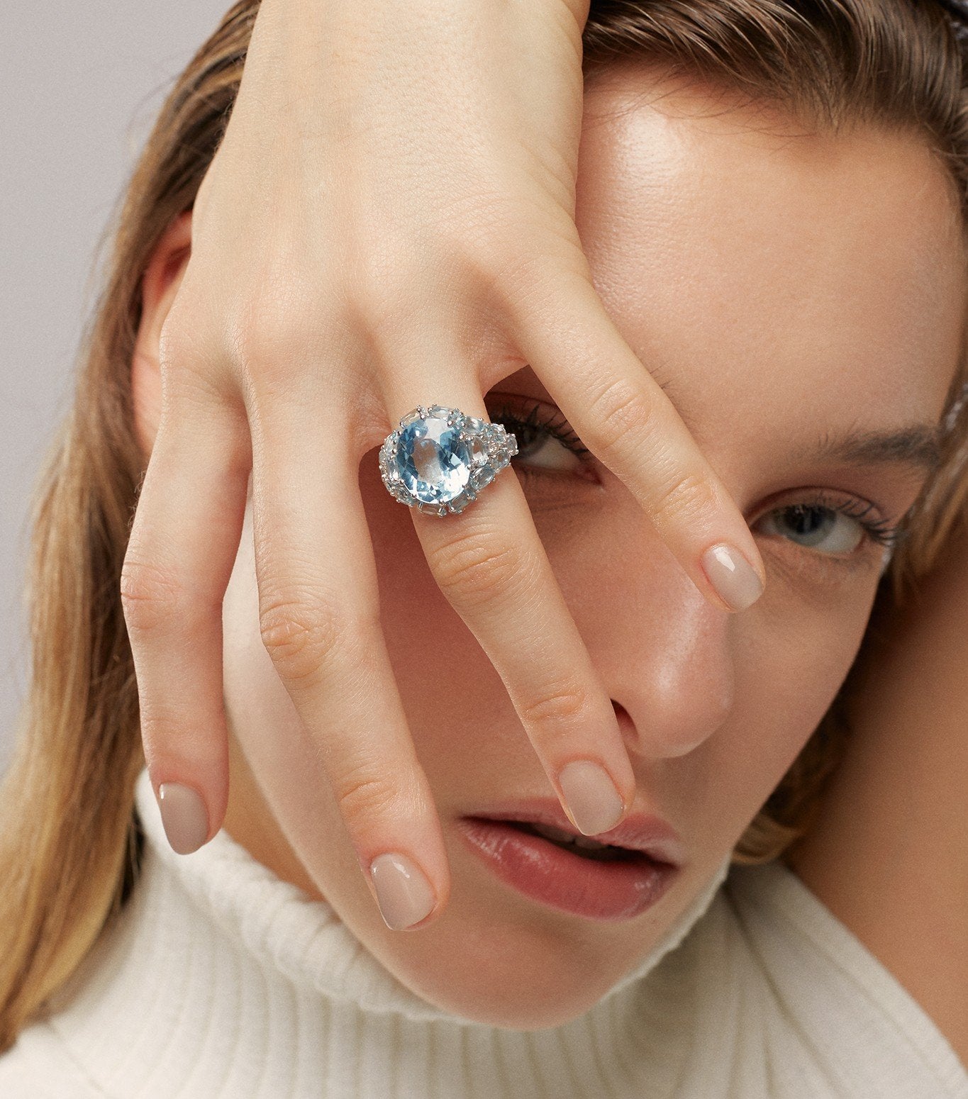 ANILLO DE ORO BLANCO CON TOPACIO, AGUAMARINA Y DIAMANTES