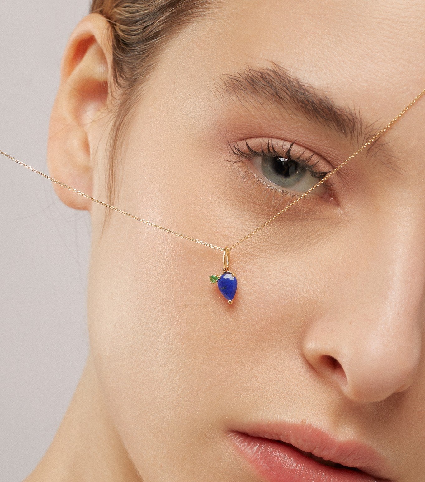 COLGANTE DE ORO CON ESMERALDA Y LAPISLAZULI