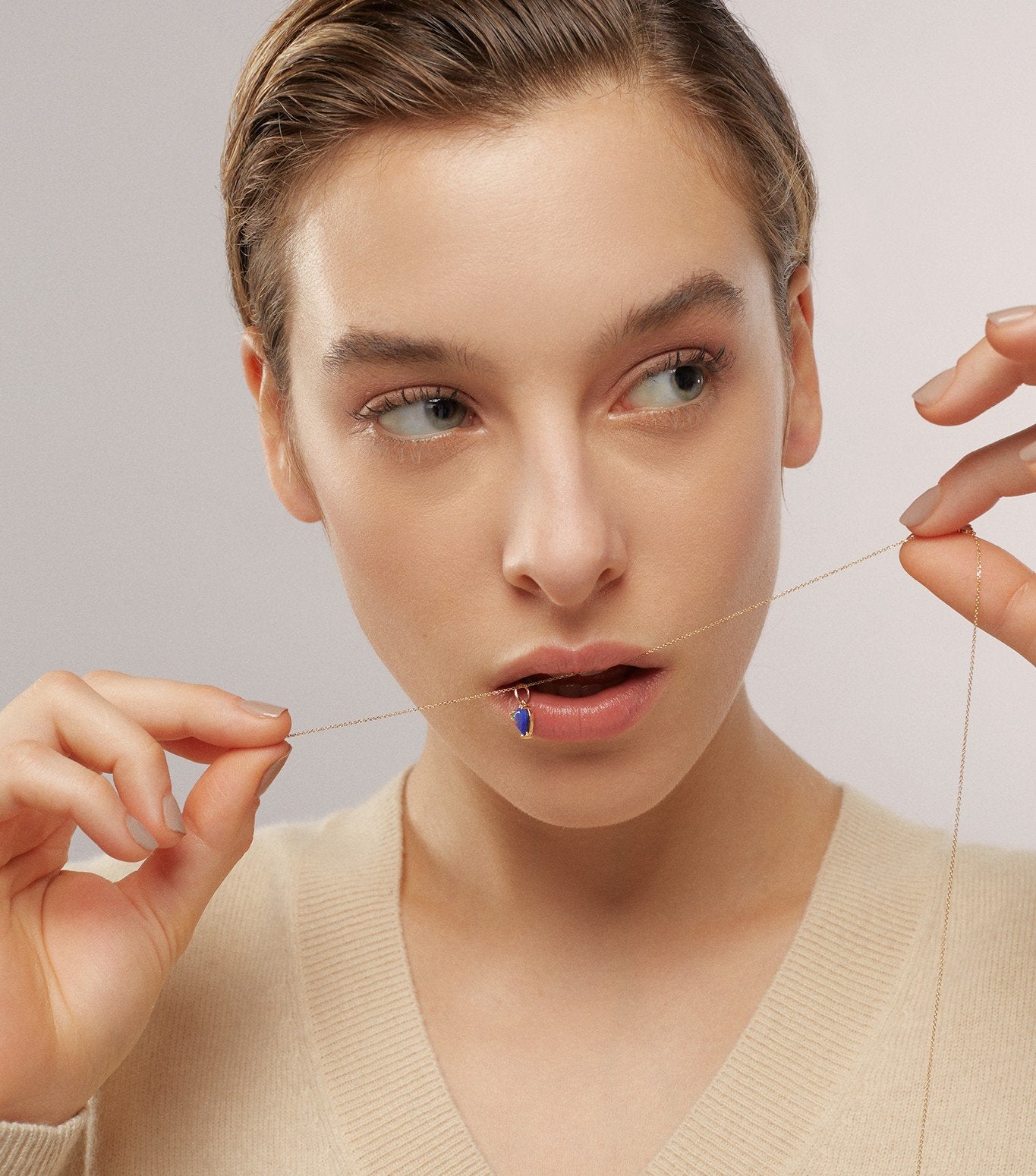 COLGANTE DE ORO CON ESMERALDA Y LAPISLAZULI